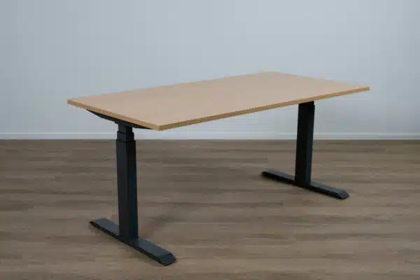Elektrisch bureau met een beuken blad en een antraciet onderstel.