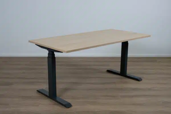 Elektrisch bureau met een licht eiken blad en een antraciet kleurig onderstel.