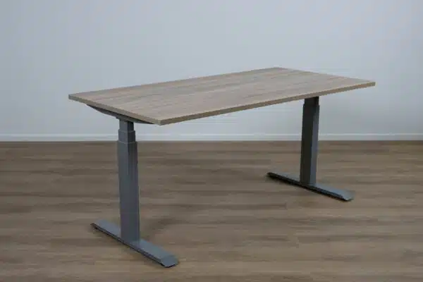 Verstelbaar bureau met een bruin blad en een aluminium poot.