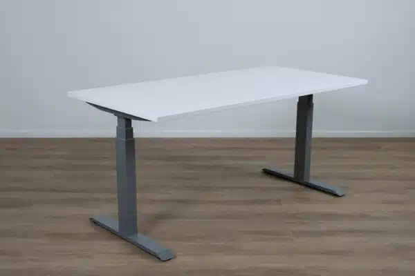 Verstelbaar bureau met een wit blad en een aluminium bureau-onderstel.