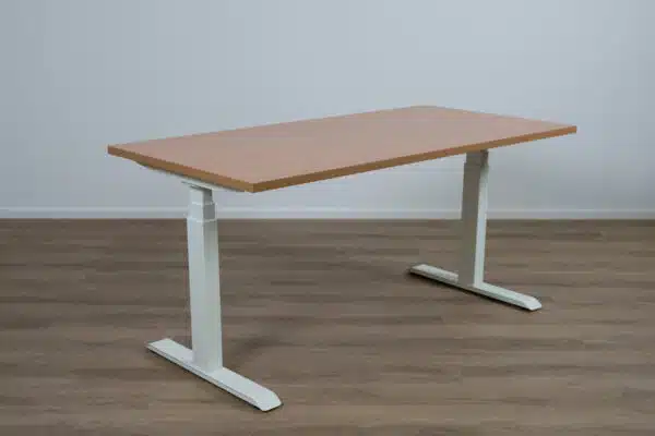 Zit sta bureau met een witte poot en een kersen houten blad.