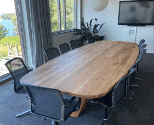 Echte eikenhouten vergadertafel van vier meter lang. 
