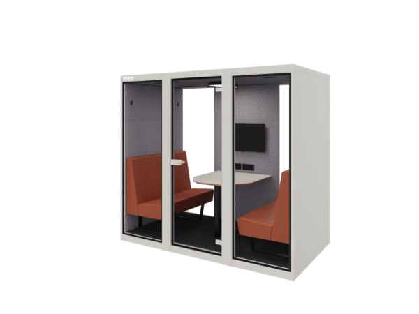 Witte tweedehands akoestische cabine VOX003 met rode treinbanken.